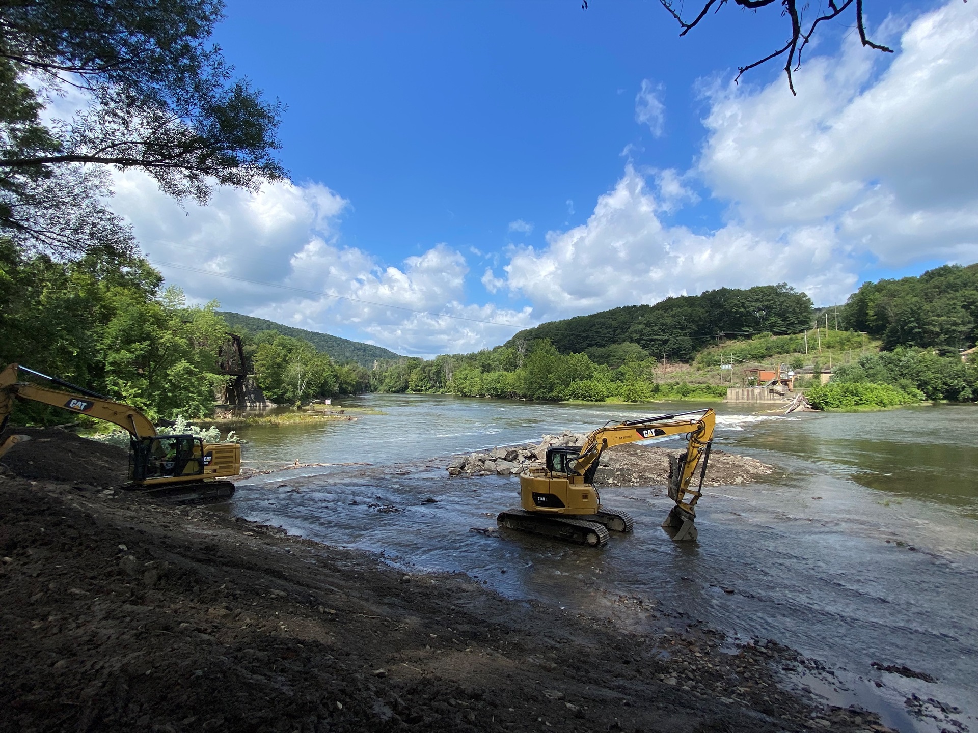 Heavy machinery proceeding with the demolition of the Oakland Dam (courtesy of American Rivers).